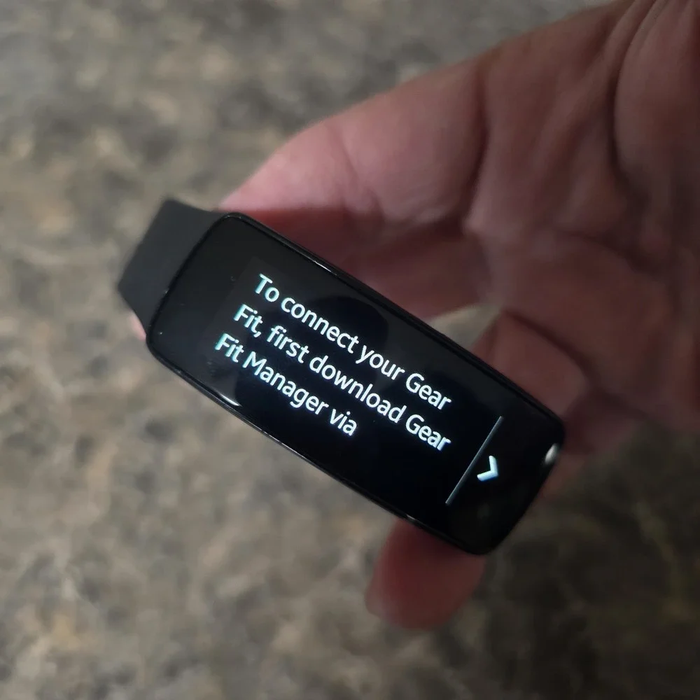 Samsung Galaxy Gear Fit SM-R350 Smartwatch Fitness Black w/ Curved Super Display